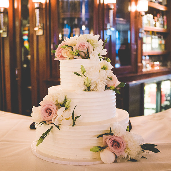 Pros and cons of decorating a wedding cake with real and artificial fl - WoodFlowers.com